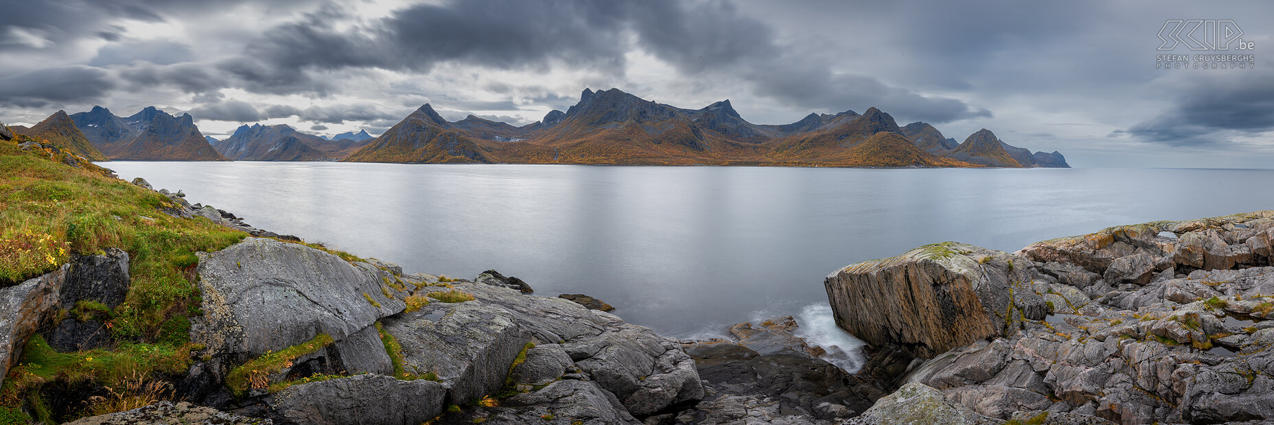 Senja - Husoy - Panorama Panoramabeeld van de Oyfjorden en de bergtoppen van Segla, Hesten en Breivika aan de overkant van het eiland Husoy Stefan Cruysberghs